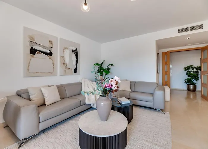 Apartment Vacation I The Sunrise Golden Mile Flat, Next To Convention Center, Recently Refurbished, Prime Location, 300m To The Marbella
