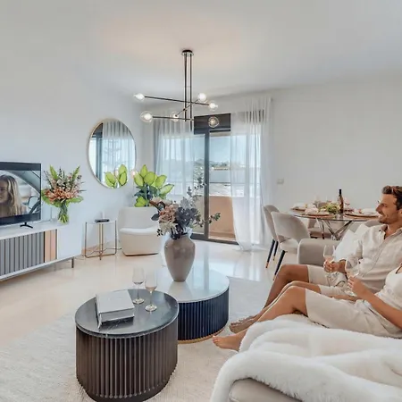Διαμέρισμα Vacation I The Sunrise Golden Mile Flat, Next To Convention Center, Recently Refurbished, Prime Location, 300m To The